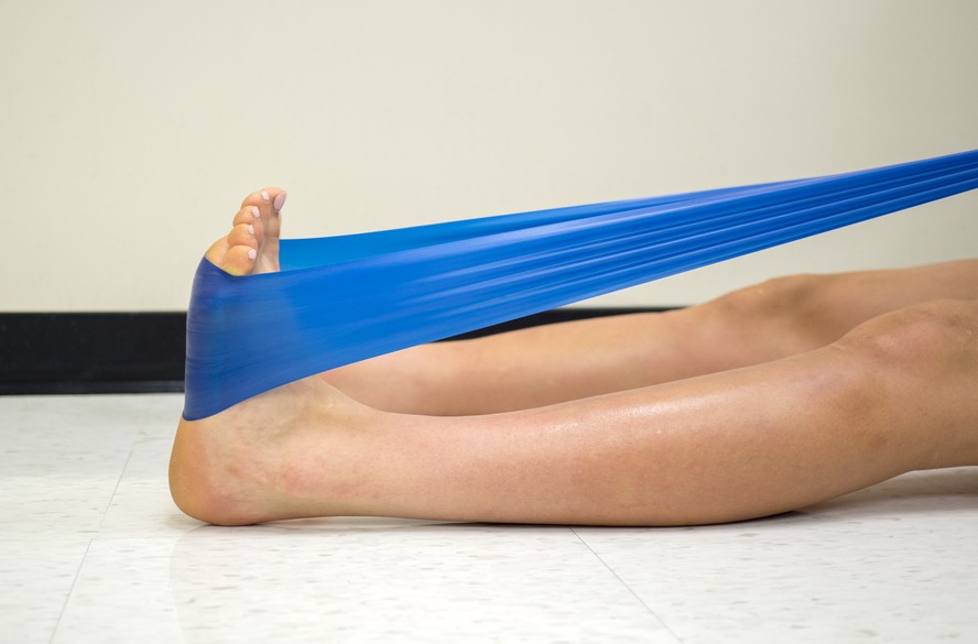 Aprenda 3 exercícios rápidos para aliviar a fascite plantar