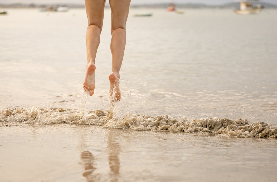 Verão e cuidados essenciais com os pés no calor