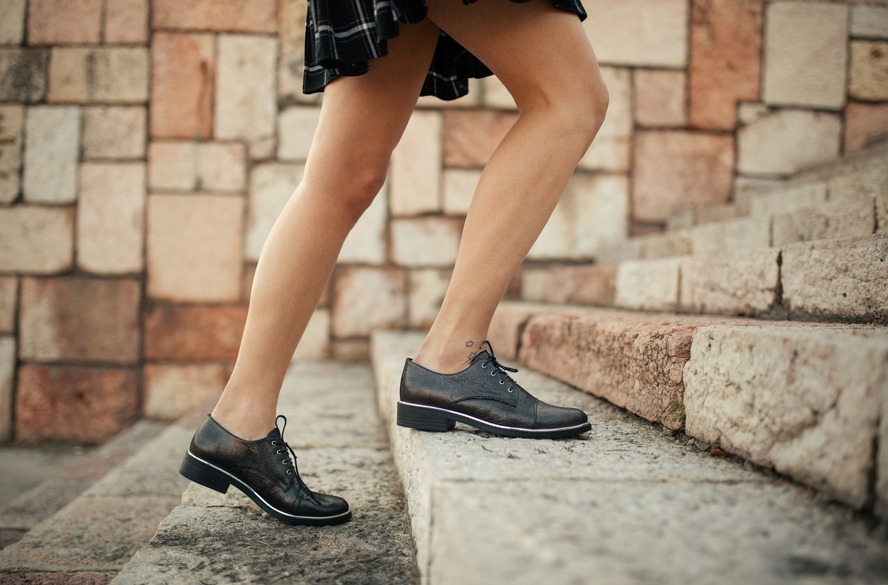 Usar calçados fechados no calor pode causar frieira, sabia?