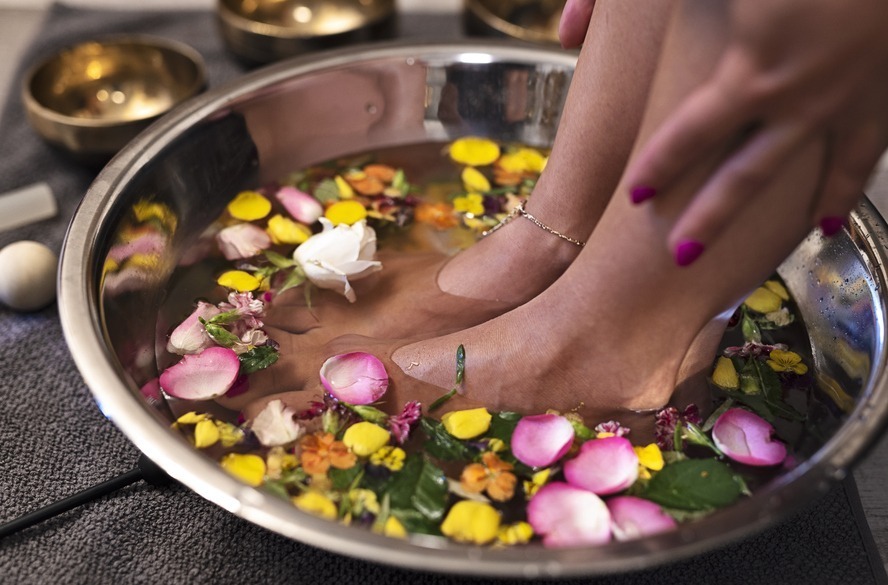 5 receitas de escalda-pés refrescantes para o calor