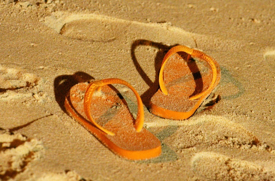 Sapatos pioram o calcanhar rachado. Saiba quais evitar