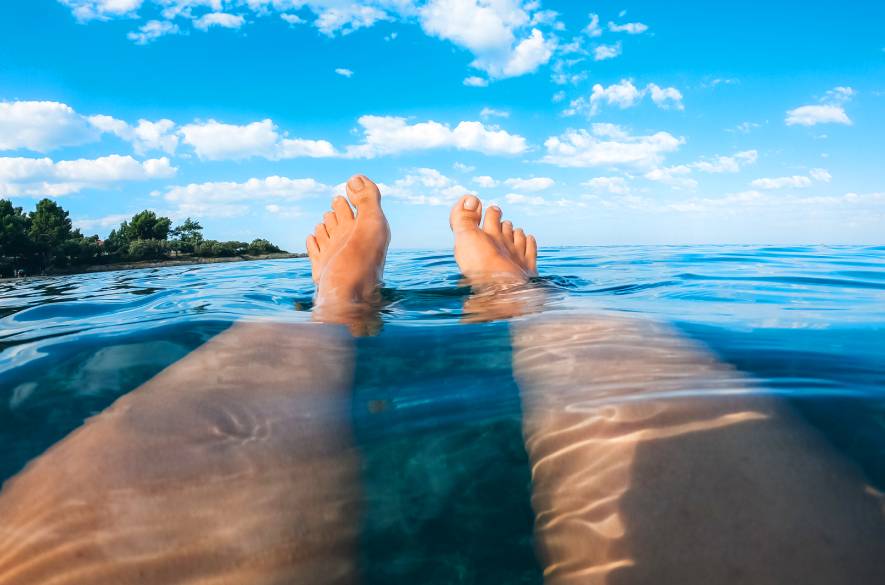 A importância dos cuidados com os pés no verão