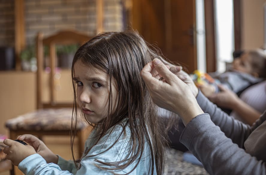 Minha filha sempre chora ao pentear o cabelo: o que fazer?
