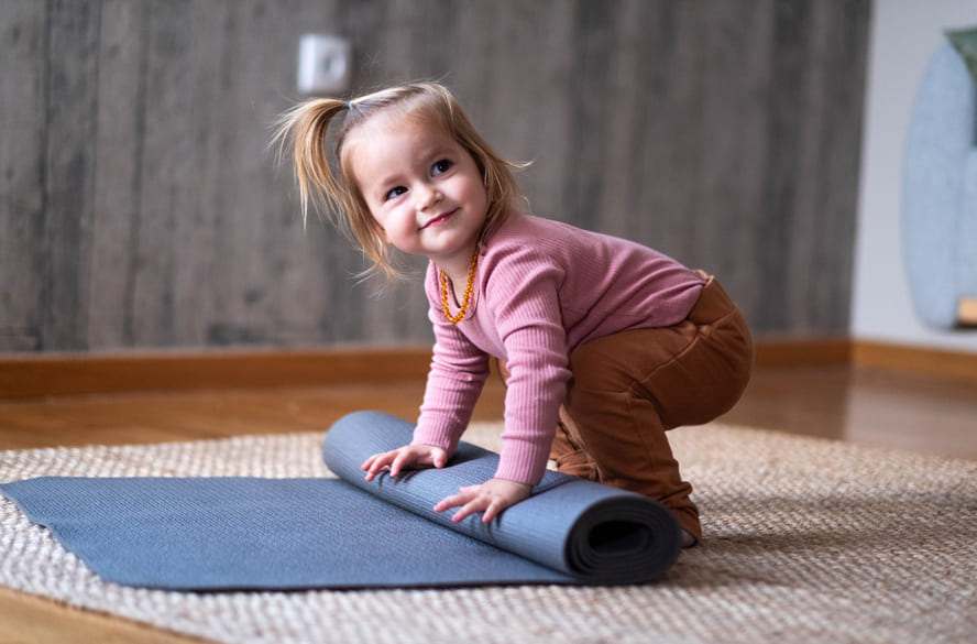 “Eu faço sozinho”: o que essa fase revela sobre seu filho