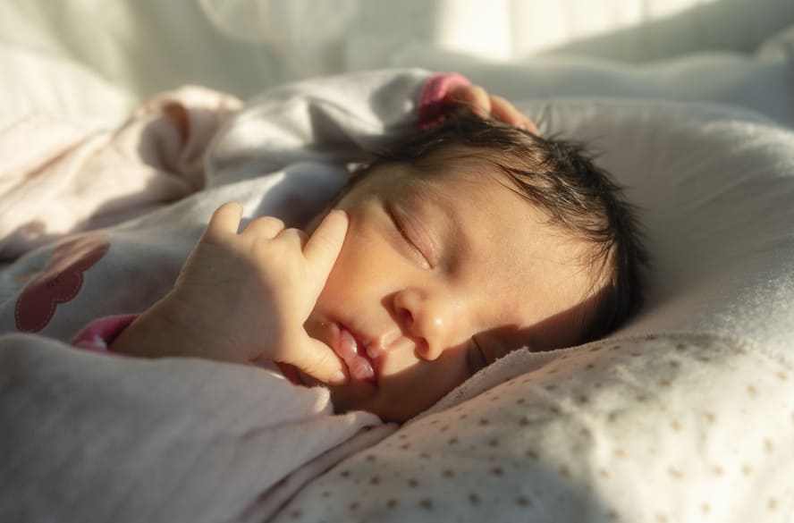 Bebê deve tomar banho de sol? Pediatra tira as dúvidas