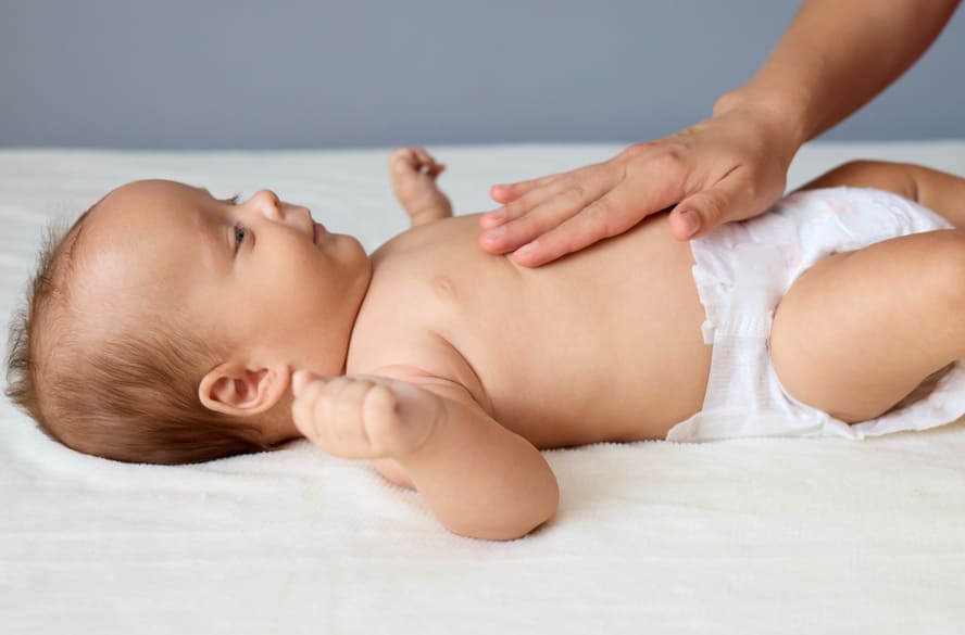 Posso massagear meu bebê por todo o corpinho?