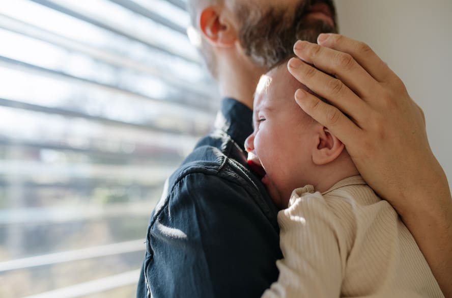 Como saber se o bebê está com cólica ou gases?