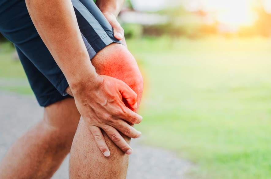 Quando a dor não começa onde dói: a relação entre pisada, joelhos e quadris