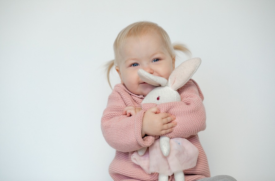 Minha filha de 1 ano quase não tem cabelo. É normal?