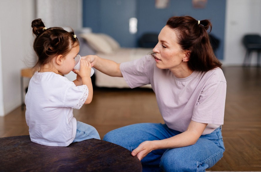 Amiga não deixa o filho fazer nada sozinho: devo opinar?