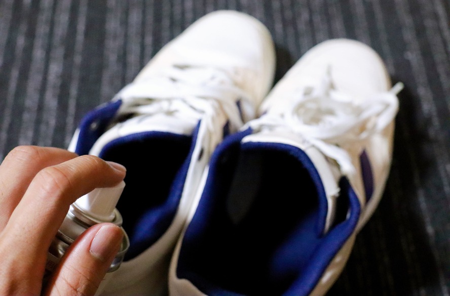 Como (e por que) higienizar sapatos por dentro