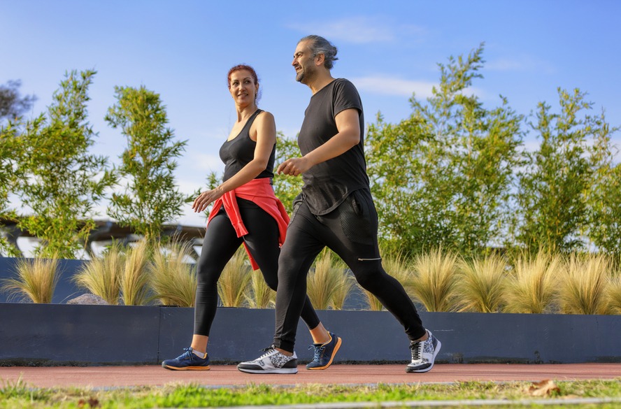 Fascite plantar piora com caminhada? Entenda limites