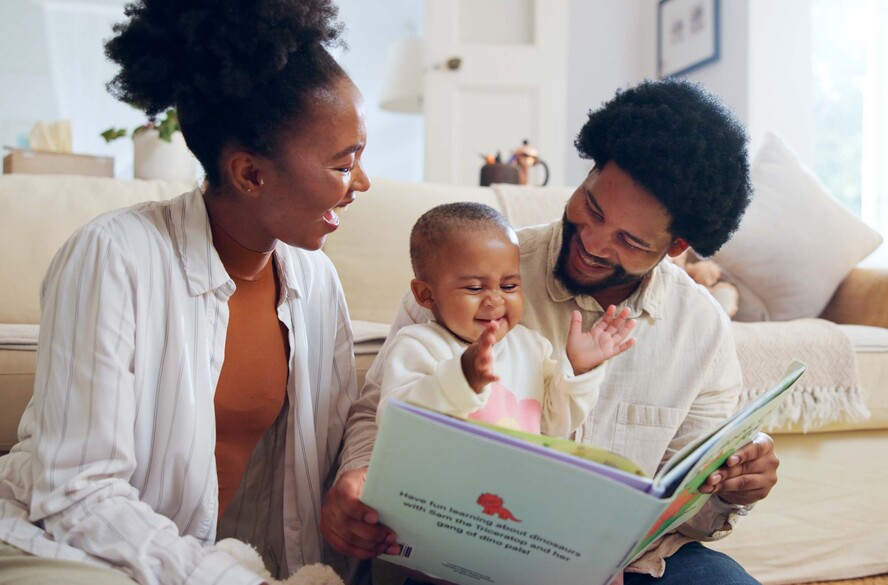 O bebê ainda não entende, mas a leitura já funciona