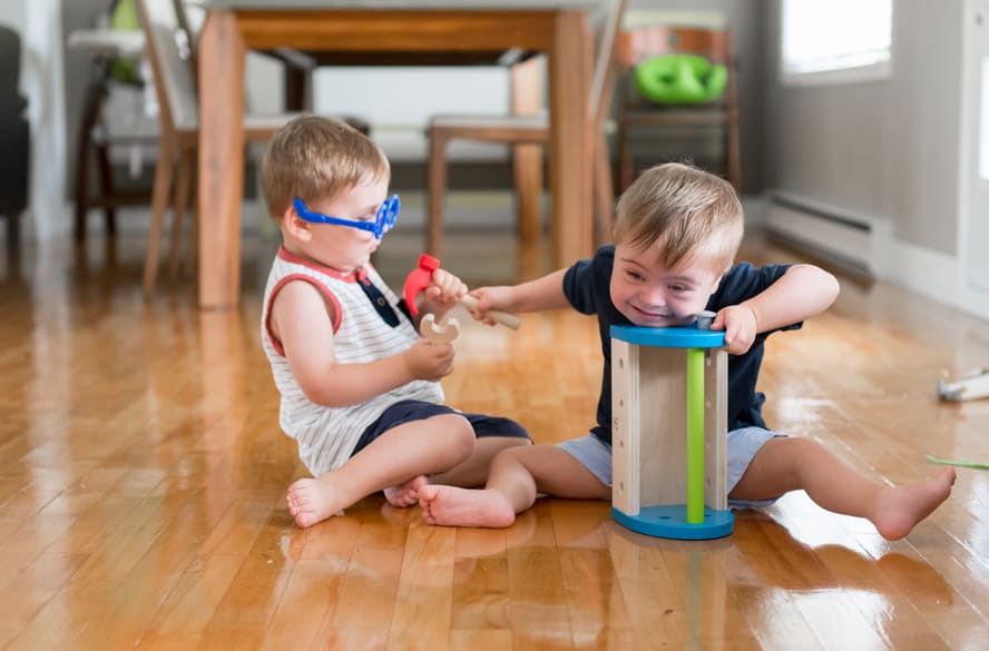 Meu filho bate, empurra e pega brinquedos dos outros: como agir?
