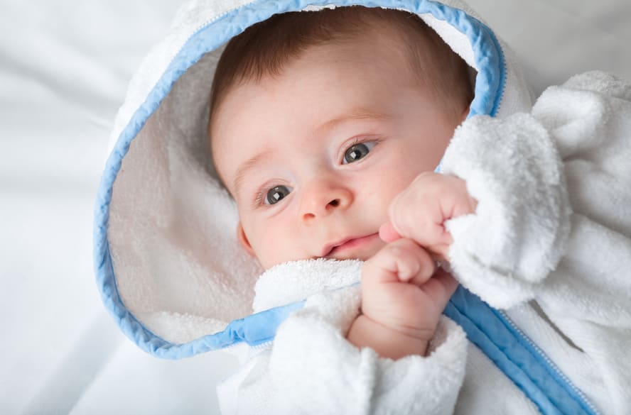 Bebê confortável no banho, mesmo no tempo frio