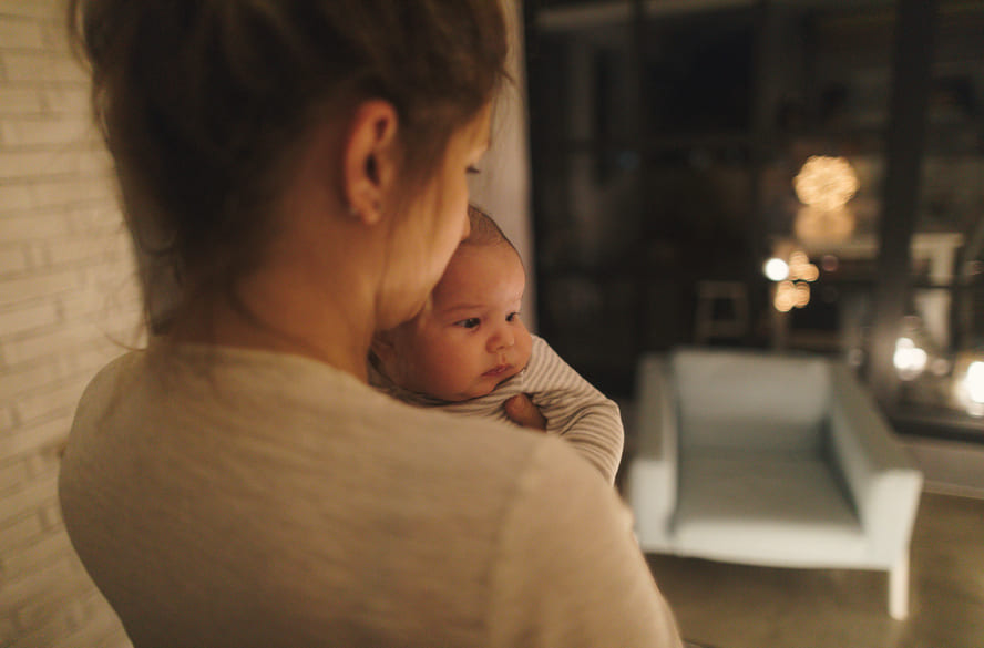 Bebê troca o dia pela noite? Rotina, menos luz e paciência ajudam