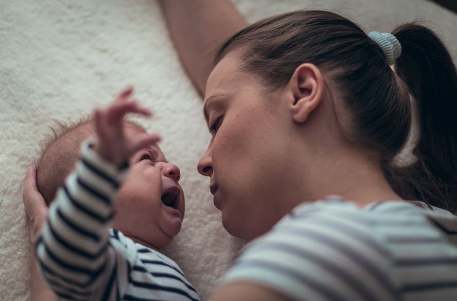Meu bebê chora todo fim de tarde. Existe hora para o caos?