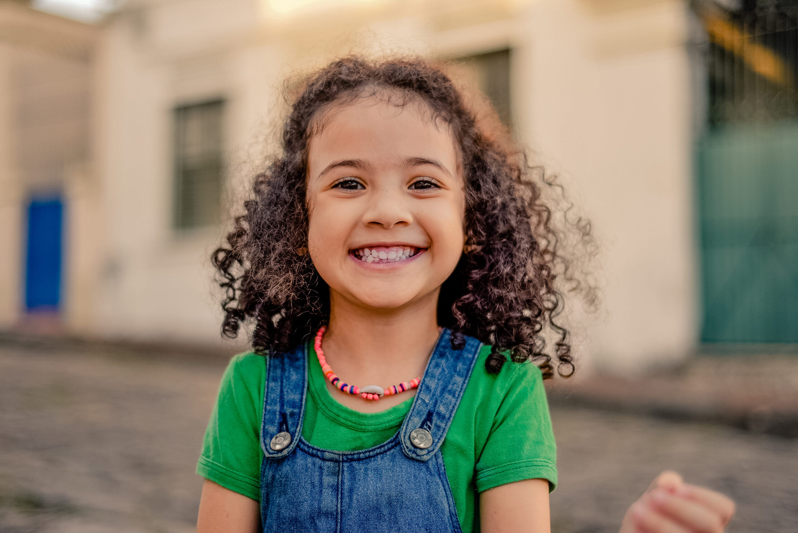 Cabelo cacheado infantil pode ter diferentes curvaturas
