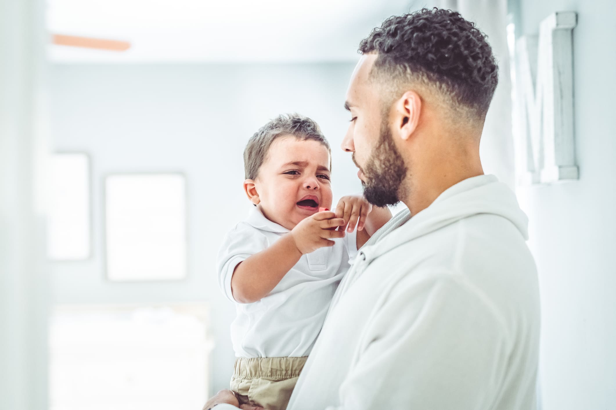 Meu filho só se comporta mal comigo. Isso quer dizer que errei?