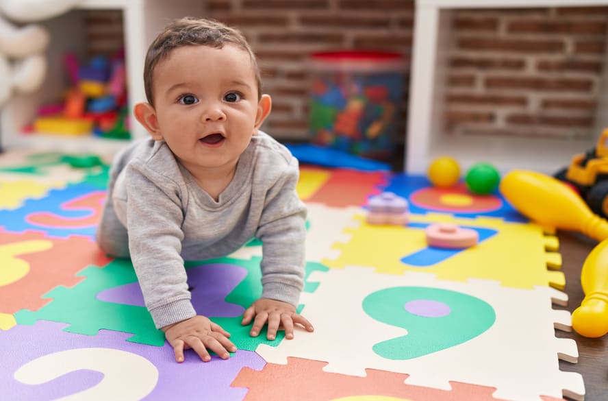 Meu bebê ainda não engatinha. Devo me preocupar?