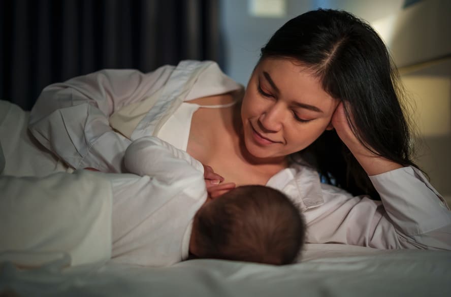 Bebê só quer mamar de madrugada: fome, conforto ou hábito?